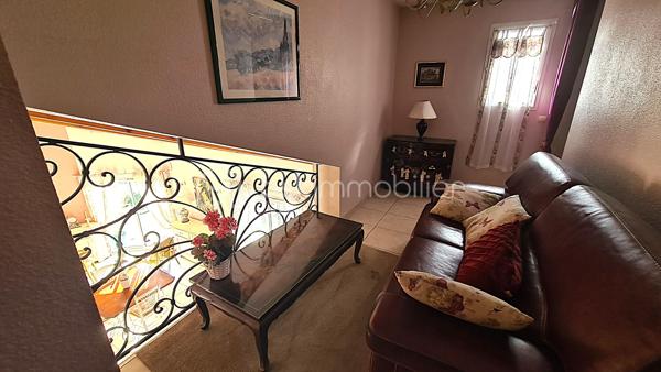 Villa 4 faces de 100m² environ avec vue sur le Canigou, piscine, terrasse, véranda, abris de jardin, car port de 40m² environ, sur 450m² de terrain clos et arboré.

Villa composée d'une cuisine ouverte sur une pièce de vie lumineuse et spacieuse, une chambre, salle de bains avec baignoire et douche, wc et lave mains,
Possibilité de créer une troisième chambre en rez-de-chaussée, (garage isolée, carrelé avec baie vitrée et volet roulant électrique) faisant actuellement office de bureau et buanderie.
A l'étage une mezzanine, une chambre, wc avec lave mains.

Atouts et confort:
- climatisation réversible
- cheminée avec insert
- panneaux solaires photovoltaïque
- chauffe eau thermodynamique
- 2 stationnements privatifs 
- proche de toutes commodités 

Maison agréable à visiter rapidement.