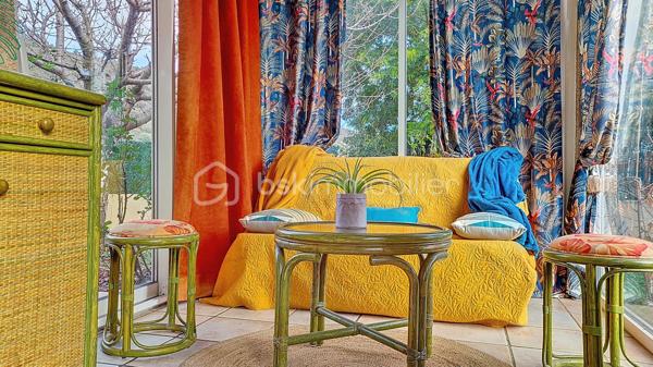 Villa 4 faces de 100m² environ avec vue sur le Canigou, piscine, terrasse, véranda, abris de jardin, car port de 40m² environ, sur 450m² de terrain clos et arboré.

Villa composée d'une cuisine ouverte sur une pièce de vie lumineuse et spacieuse, une chambre, salle de bains avec baignoire et douche, wc et lave mains,
Possibilité de créer une troisième chambre en rez-de-chaussée, (garage isolée, carrelé avec baie vitrée et volet roulant électrique) faisant actuellement office de bureau et buanderie.
A l'étage une mezzanine, une chambre, wc avec lave mains.

Atouts et confort:
- climatisation réversible
- cheminée avec insert
- panneaux solaires photovoltaïque
- chauffe eau thermodynamique
- 2 stationnements privatifs 
- proche de toutes commodités 

Maison agréable à visiter rapidement.