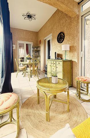 Villa 4 faces de 100m² environ avec vue sur le Canigou, piscine, terrasse, véranda, abris de jardin, car port de 40m² environ, sur 450m² de terrain clos et arboré.

Villa composée d'une cuisine ouverte sur une pièce de vie lumineuse et spacieuse, une chambre, salle de bains avec baignoire et douche, wc et lave mains,
Possibilité de créer une troisième chambre en rez-de-chaussée, (garage isolée, carrelé avec baie vitrée et volet roulant électrique) faisant actuellement office de bureau et buanderie.
A l'étage une mezzanine, une chambre, wc avec lave mains.

Atouts et confort:
- climatisation réversible
- cheminée avec insert
- panneaux solaires photovoltaïque
- chauffe eau thermodynamique
- 2 stationnements privatifs 
- proche de toutes commodités 

Maison agréable à visiter rapidement.