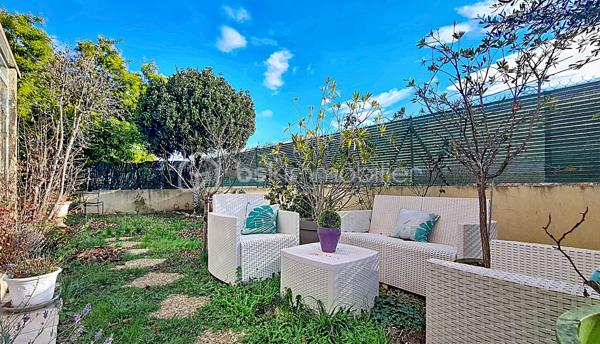 Villa 4 faces de 100m² environ avec vue sur le Canigou, piscine, terrasse, véranda, abris de jardin, car port de 40m² environ, sur 450m² de terrain clos et arboré.

Villa composée d'une cuisine ouverte sur une pièce de vie lumineuse et spacieuse, une chambre, salle de bains avec baignoire et douche, wc et lave mains,
Possibilité de créer une troisième chambre en rez-de-chaussée, (garage isolée, carrelé avec baie vitrée et volet roulant électrique) faisant actuellement office de bureau et buanderie.
A l'étage une mezzanine, une chambre, wc avec lave mains.

Atouts et confort:
- climatisation réversible
- cheminée avec insert
- panneaux solaires photovoltaïque
- chauffe eau thermodynamique
- 2 stationnements privatifs 
- proche de toutes commodités 

Maison agréable à visiter rapidement.