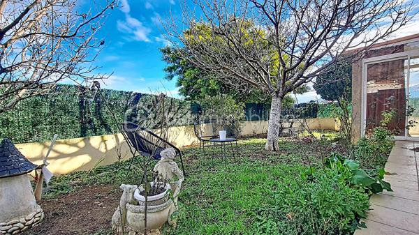 Villa 4 faces de 100m² environ avec vue sur le Canigou, piscine, terrasse, véranda, abris de jardin, car port de 40m² environ, sur 450m² de terrain clos et arboré.

Villa composée d'une cuisine ouverte sur une pièce de vie lumineuse et spacieuse, une chambre, salle de bains avec baignoire et douche, wc et lave mains,
Possibilité de créer une troisième chambre en rez-de-chaussée, (garage isolée, carrelé avec baie vitrée et volet roulant électrique) faisant actuellement office de bureau et buanderie.
A l'étage une mezzanine, une chambre, wc avec lave mains.

Atouts et confort:
- climatisation réversible
- cheminée avec insert
- panneaux solaires photovoltaïque
- chauffe eau thermodynamique
- 2 stationnements privatifs 
- proche de toutes commodités 

Maison agréable à visiter rapidement.