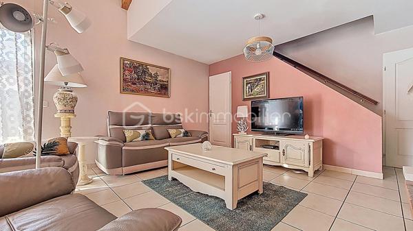 Villa 4 faces de 100m² environ avec vue sur le Canigou, piscine, terrasse, véranda, abris de jardin, car port de 40m² environ, sur 450m² de terrain clos et arboré.

Villa composée d'une cuisine ouverte sur une pièce de vie lumineuse et spacieuse, une chambre, salle de bains avec baignoire et douche, wc et lave mains,
Possibilité de créer une troisième chambre en rez-de-chaussée, (garage isolée, carrelé avec baie vitrée et volet roulant électrique) faisant actuellement office de bureau et buanderie.
A l'étage une mezzanine, une chambre, wc avec lave mains.

Atouts et confort:
- climatisation réversible
- cheminée avec insert
- panneaux solaires photovoltaïque
- chauffe eau thermodynamique
- 2 stationnements privatifs 
- proche de toutes commodités 

Maison agréable à visiter rapidement.