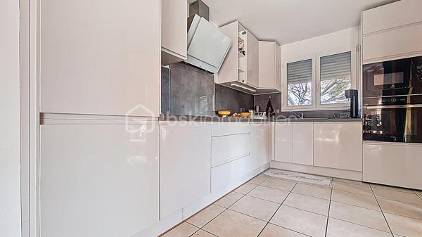 Villa 4 faces de 100m² environ avec vue sur le Canigou, piscine, terrasse, véranda, abris de jardin, car port de 40m² environ, sur 450m² de terrain clos et arboré.

Villa composée d'une cuisine ouverte sur une pièce de vie lumineuse et spacieuse, une chambre, salle de bains avec baignoire et douche, wc et lave mains,
Possibilité de créer une troisième chambre en rez-de-chaussée, (garage isolée, carrelé avec baie vitrée et volet roulant électrique) faisant actuellement office de bureau et buanderie.
A l'étage une mezzanine, une chambre, wc avec lave mains.

Atouts et confort:
- climatisation réversible
- cheminée avec insert
- panneaux solaires photovoltaïque
- chauffe eau thermodynamique
- 2 stationnements privatifs 
- proche de toutes commodités 

Maison agréable à visiter rapidement.