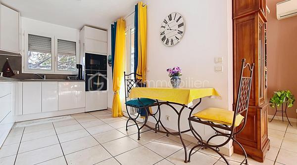 Villa 4 faces de 100m² environ avec vue sur le Canigou, piscine, terrasse, véranda, abris de jardin, car port de 40m² environ, sur 450m² de terrain clos et arboré.

Villa composée d'une cuisine ouverte sur une pièce de vie lumineuse et spacieuse, une chambre, salle de bains avec baignoire et douche, wc et lave mains,
Possibilité de créer une troisième chambre en rez-de-chaussée, (garage isolée, carrelé avec baie vitrée et volet roulant électrique) faisant actuellement office de bureau et buanderie.
A l'étage une mezzanine, une chambre, wc avec lave mains.

Atouts et confort:
- climatisation réversible
- cheminée avec insert
- panneaux solaires photovoltaïque
- chauffe eau thermodynamique
- 2 stationnements privatifs 
- proche de toutes commodités 

Maison agréable à visiter rapidement.