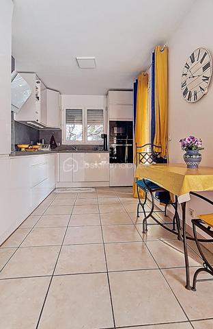 Villa 4 faces de 100m² environ avec vue sur le Canigou, piscine, terrasse, véranda, abris de jardin, car port de 40m² environ, sur 450m² de terrain clos et arboré.

Villa composée d'une cuisine ouverte sur une pièce de vie lumineuse et spacieuse, une chambre, salle de bains avec baignoire et douche, wc et lave mains,
Possibilité de créer une troisième chambre en rez-de-chaussée, (garage isolée, carrelé avec baie vitrée et volet roulant électrique) faisant actuellement office de bureau et buanderie.
A l'étage une mezzanine, une chambre, wc avec lave mains.

Atouts et confort:
- climatisation réversible
- cheminée avec insert
- panneaux solaires photovoltaïque
- chauffe eau thermodynamique
- 2 stationnements privatifs 
- proche de toutes commodités 

Maison agréable à visiter rapidement.