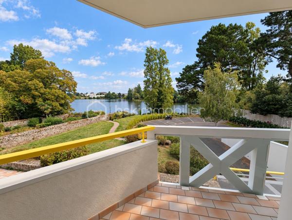 Et si vous profitiez de la vie vannetaise à pied, tout en retrouvant chez vous une superbe vue sur l’eau, sans vis-à-vis 
Situé au premier étage d’une résidence de trois étages avec ascenseur, au sein d’une petite copropriété bien entretenue, cet appartement T2 bénéficie d’un emplacement permettant de rejoindre le centre-ville et la gare à pied.
Le séjour et la chambre ouvrent sur un balcon offrant une vue dégagée sur l’étang au Duc, sans vis-à-vis. De quoi savourer un café face à l’eau.
L’appartement comprend un hall d’entrée, une pièce de vie avec kitchenette aménagée et équipée, une chambre avec placard et une salle d’eau avec toilette.
Une cave et un garage privatif en sous-sol complètent ce bien et facilitent le quotidien.
Chauffage électrique. DPE classé C.
Pour votre résidence principale ou un pied-à-terre à Vannes, venez découvrir cet appartement et apprécier sa vue lors d’une visite