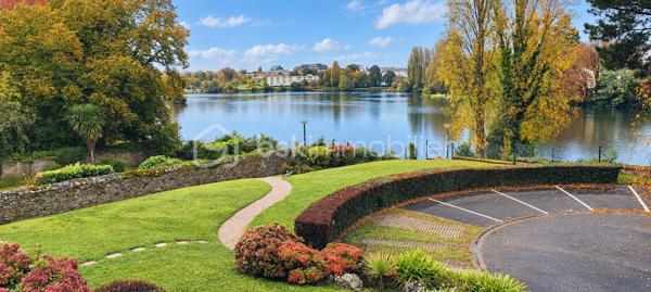 Et si vous profitiez de la vie vannetaise à pied, tout en retrouvant chez vous une superbe vue sur l’eau, sans vis-à-vis 
Situé au premier étage d’une résidence de trois étages avec ascenseur, au sein d’une petite copropriété bien entretenue, cet appartement T2 bénéficie d’un emplacement permettant de rejoindre le centre-ville et la gare à pied.
Le séjour et la chambre ouvrent sur un balcon offrant une vue dégagée sur l’étang au Duc, sans vis-à-vis. De quoi savourer un café face à l’eau.
L’appartement comprend un hall d’entrée, une pièce de vie avec kitchenette aménagée et équipée, une chambre avec placard et une salle d’eau avec toilette.
Une cave et un garage privatif en sous-sol complètent ce bien et facilitent le quotidien.
Chauffage électrique. DPE classé C.
Pour votre résidence principale ou un pied-à-terre à Vannes, venez découvrir cet appartement et apprécier sa vue lors d’une visite
