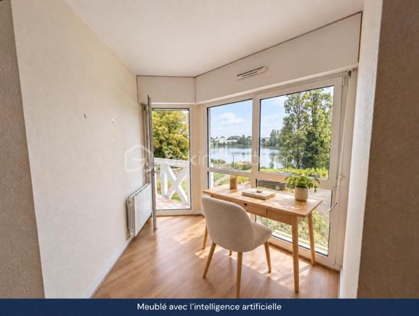 Et si vous profitiez de la vie vannetaise à pied, tout en retrouvant chez vous une superbe vue sur l’eau, sans vis-à-vis 
Situé au premier étage d’une résidence de trois étages avec ascenseur, au sein d’une petite copropriété bien entretenue, cet appartement T2 bénéficie d’un emplacement permettant de rejoindre le centre-ville et la gare à pied.
Le séjour et la chambre ouvrent sur un balcon offrant une vue dégagée sur l’étang au Duc, sans vis-à-vis. De quoi savourer un café face à l’eau.
L’appartement comprend un hall d’entrée, une pièce de vie avec kitchenette aménagée et équipée, une chambre avec placard et une salle d’eau avec toilette.
Une cave et un garage privatif en sous-sol complètent ce bien et facilitent le quotidien.
Chauffage électrique. DPE classé C.
Pour votre résidence principale ou un pied-à-terre à Vannes, venez découvrir cet appartement et apprécier sa vue lors d’une visite