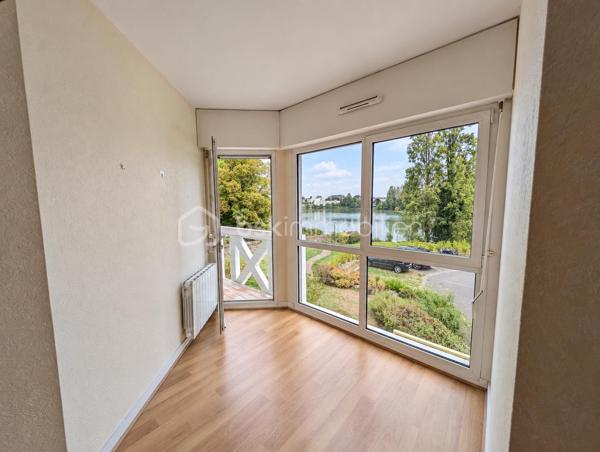 Et si vous profitiez de la vie vannetaise à pied, tout en retrouvant chez vous une superbe vue sur l’eau, sans vis-à-vis 
Situé au premier étage d’une résidence de trois étages avec ascenseur, au sein d’une petite copropriété bien entretenue, cet appartement T2 bénéficie d’un emplacement permettant de rejoindre le centre-ville et la gare à pied.
Le séjour et la chambre ouvrent sur un balcon offrant une vue dégagée sur l’étang au Duc, sans vis-à-vis. De quoi savourer un café face à l’eau.
L’appartement comprend un hall d’entrée, une pièce de vie avec kitchenette aménagée et équipée, une chambre avec placard et une salle d’eau avec toilette.
Une cave et un garage privatif en sous-sol complètent ce bien et facilitent le quotidien.
Chauffage électrique. DPE classé C.
Pour votre résidence principale ou un pied-à-terre à Vannes, venez découvrir cet appartement et apprécier sa vue lors d’une visite