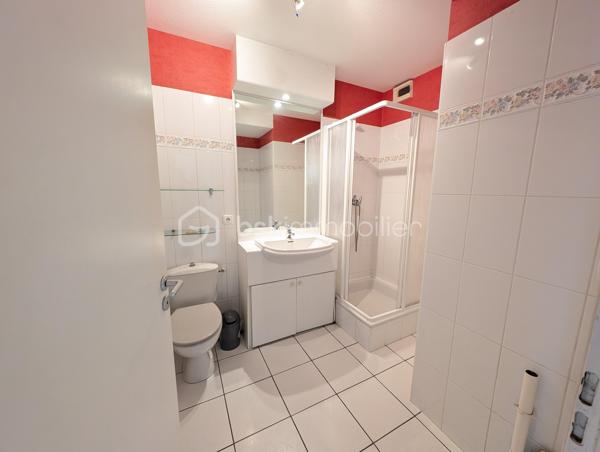 Et si vous profitiez de la vie vannetaise à pied, tout en retrouvant chez vous une superbe vue sur l’eau, sans vis-à-vis 
Situé au premier étage d’une résidence de trois étages avec ascenseur, au sein d’une petite copropriété bien entretenue, cet appartement T2 bénéficie d’un emplacement permettant de rejoindre le centre-ville et la gare à pied.
Le séjour et la chambre ouvrent sur un balcon offrant une vue dégagée sur l’étang au Duc, sans vis-à-vis. De quoi savourer un café face à l’eau.
L’appartement comprend un hall d’entrée, une pièce de vie avec kitchenette aménagée et équipée, une chambre avec placard et une salle d’eau avec toilette.
Une cave et un garage privatif en sous-sol complètent ce bien et facilitent le quotidien.
Chauffage électrique. DPE classé C.
Pour votre résidence principale ou un pied-à-terre à Vannes, venez découvrir cet appartement et apprécier sa vue lors d’une visite