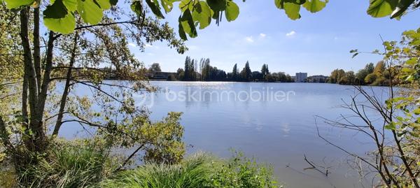 Et si vous profitiez de la vie vannetaise à pied, tout en retrouvant chez vous une superbe vue sur l’eau, sans vis-à-vis 
Situé au premier étage d’une résidence de trois étages avec ascenseur, au sein d’une petite copropriété bien entretenue, cet appartement T2 bénéficie d’un emplacement permettant de rejoindre le centre-ville et la gare à pied.
Le séjour et la chambre ouvrent sur un balcon offrant une vue dégagée sur l’étang au Duc, sans vis-à-vis. De quoi savourer un café face à l’eau.
L’appartement comprend un hall d’entrée, une pièce de vie avec kitchenette aménagée et équipée, une chambre avec placard et une salle d’eau avec toilette.
Une cave et un garage privatif en sous-sol complètent ce bien et facilitent le quotidien.
Chauffage électrique. DPE classé C.
Pour votre résidence principale ou un pied-à-terre à Vannes, venez découvrir cet appartement et apprécier sa vue lors d’une visite