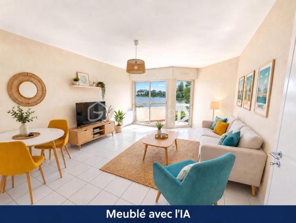 Et si vous profitiez de la vie vannetaise à pied, tout en retrouvant chez vous une superbe vue sur l’eau, sans vis-à-vis 
Situé au premier étage d’une résidence de trois étages avec ascenseur, au sein d’une petite copropriété bien entretenue, cet appartement T2 bénéficie d’un emplacement permettant de rejoindre le centre-ville et la gare à pied.
Le séjour et la chambre ouvrent sur un balcon offrant une vue dégagée sur l’étang au Duc, sans vis-à-vis. De quoi savourer un café face à l’eau.
L’appartement comprend un hall d’entrée, une pièce de vie avec kitchenette aménagée et équipée, une chambre avec placard et une salle d’eau avec toilette.
Une cave et un garage privatif en sous-sol complètent ce bien et facilitent le quotidien.
Chauffage électrique. DPE classé C.
Pour votre résidence principale ou un pied-à-terre à Vannes, venez découvrir cet appartement et apprécier sa vue lors d’une visite