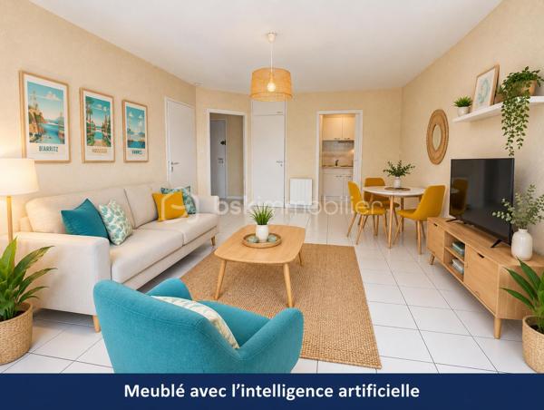Et si vous profitiez de la vie vannetaise à pied, tout en retrouvant chez vous une superbe vue sur l’eau, sans vis-à-vis 
Situé au premier étage d’une résidence de trois étages avec ascenseur, au sein d’une petite copropriété bien entretenue, cet appartement T2 bénéficie d’un emplacement permettant de rejoindre le centre-ville et la gare à pied.
Le séjour et la chambre ouvrent sur un balcon offrant une vue dégagée sur l’étang au Duc, sans vis-à-vis. De quoi savourer un café face à l’eau.
L’appartement comprend un hall d’entrée, une pièce de vie avec kitchenette aménagée et équipée, une chambre avec placard et une salle d’eau avec toilette.
Une cave et un garage privatif en sous-sol complètent ce bien et facilitent le quotidien.
Chauffage électrique. DPE classé C.
Pour votre résidence principale ou un pied-à-terre à Vannes, venez découvrir cet appartement et apprécier sa vue lors d’une visite