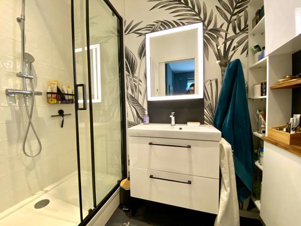 Maison de caractère rénovée avec jardin, piscine, dépendance et garage