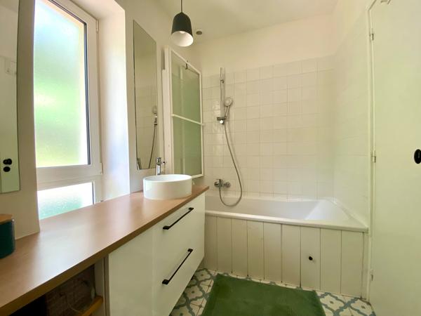 Maison de caractère rénovée avec jardin, piscine, dépendance et garage