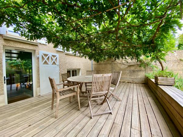 Maison de caractère rénovée avec jardin, piscine, dépendance et garage