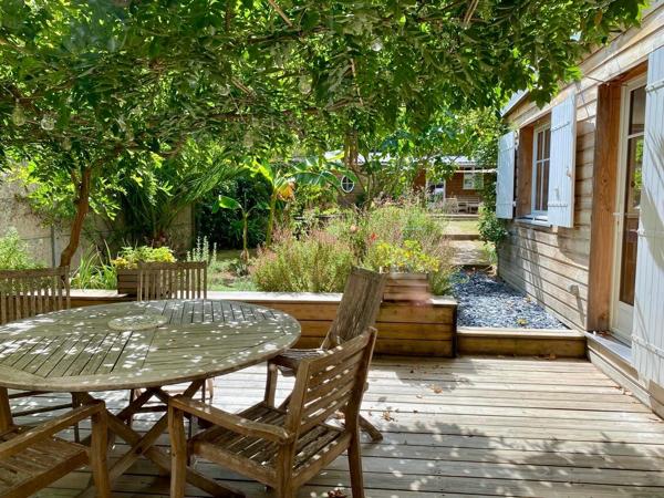 Maison de caractère rénovée avec jardin, piscine, dépendance et garage