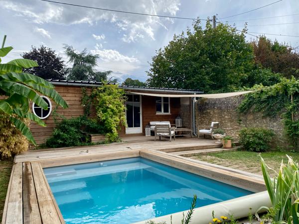 Maison de caractère rénovée avec jardin, piscine, dépendance et garage