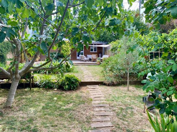 Maison de caractère rénovée avec jardin, piscine, dépendance et garage