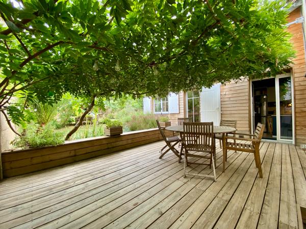 Maison de caractère rénovée avec jardin, piscine, dépendance et garage