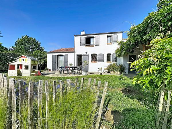 Maison à vendre à Liré - 3 chambres, garage et jardin avec piscine.