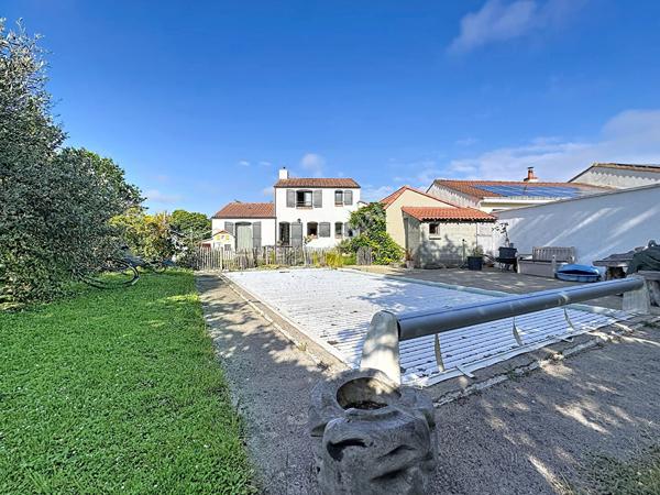 Maison à vendre à Liré - 3 chambres, garage et jardin avec piscine.