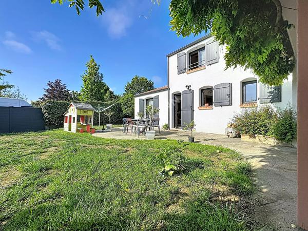 Maison à vendre à Liré - 3 chambres, garage et jardin avec piscine.