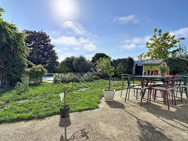 Maison à vendre à Liré - 3 chambres, garage et jardin avec piscine.