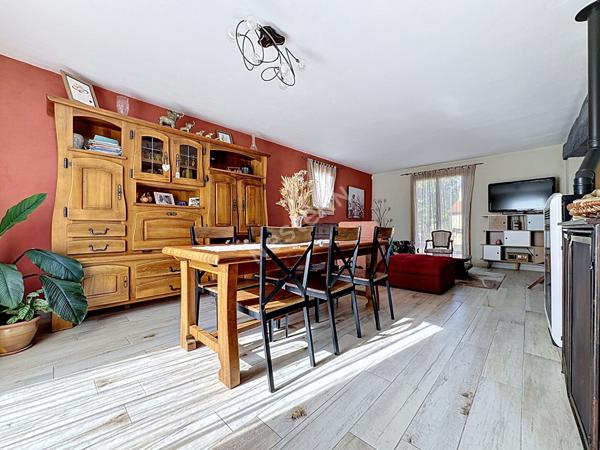 Maison à vendre à Liré - 3 chambres, garage et jardin avec piscine.