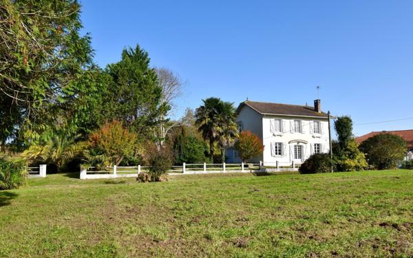 Maison à vendre    7 pièces •  Saint-Martin-de-Hinx