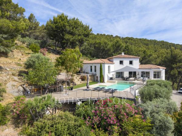 Villa contemporaine d’exception avec vue mer panoramique à Saint-Cyr-sur-Mer