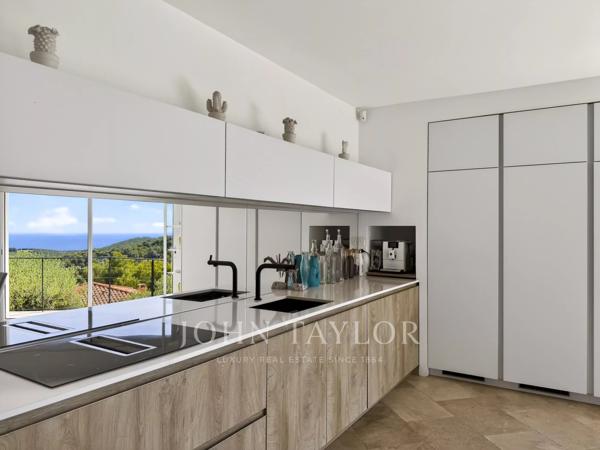 Villa contemporaine d’exception avec vue mer panoramique à Saint-Cyr-sur-Mer