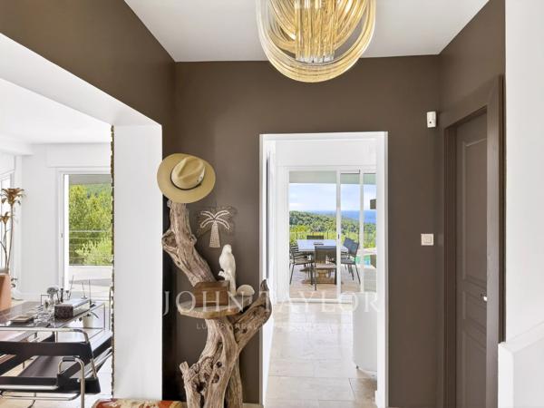 Villa contemporaine d’exception avec vue mer panoramique à Saint-Cyr-sur-Mer