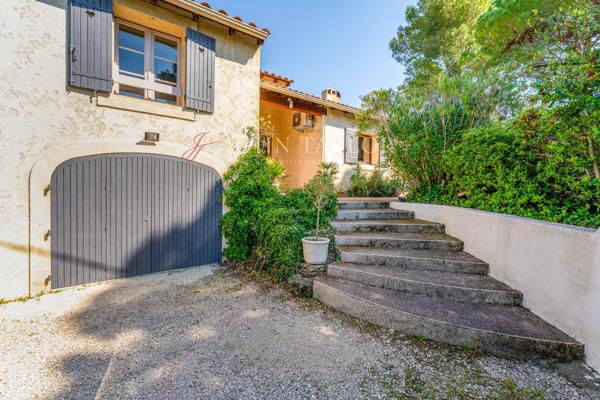Maison de charme à vendre à Saint-Antoine – Grand terrain arboré de 2000 m² – Piscine – Studio indépendant