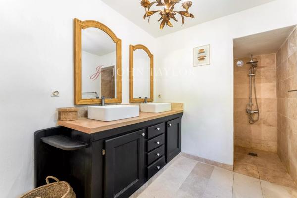 Maison de charme à vendre à Saint-Antoine – Grand terrain arboré de 2000 m² – Piscine – Studio indépendant