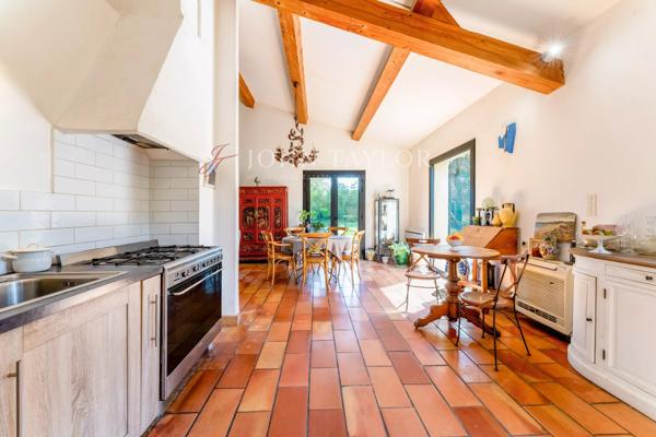 Maison de charme à vendre à Saint-Antoine – Grand terrain arboré de 2000 m² – Piscine – Studio indépendant