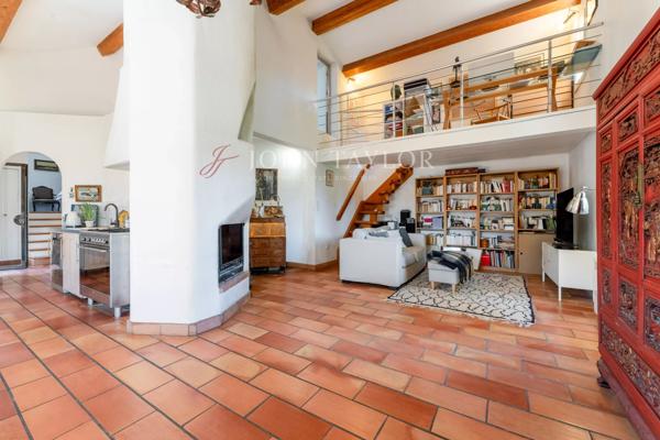 Maison de charme à vendre à Saint-Antoine – Grand terrain arboré de 2000 m² – Piscine – Studio indépendant
