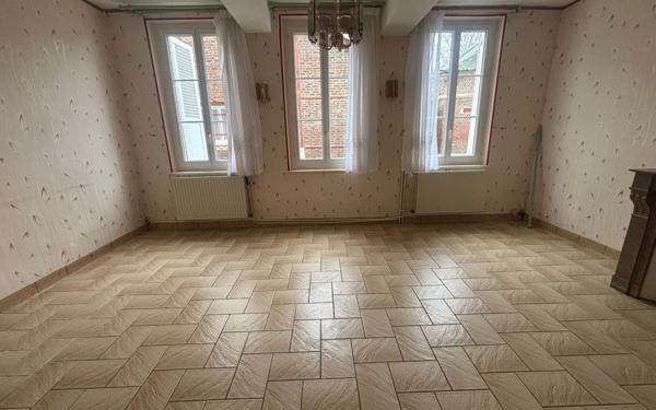 Immeuble à vendre    2 pièces •  La Fère