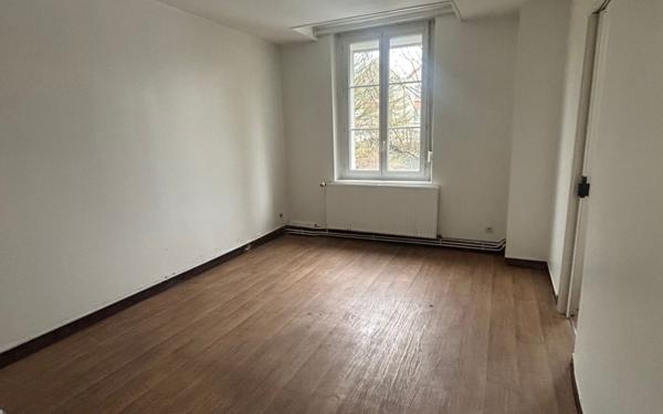 Immeuble à vendre    2 pièces •  La Fère