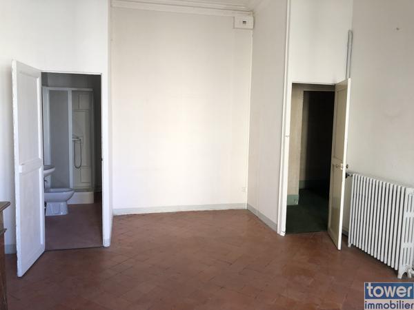 Appartement
                                                                                                                                                                                                                                                                                                                        10 pièce(s)                                                                                                                                                                                                          7 chambre(s)                                                                                                                                                                                                          340  m²
