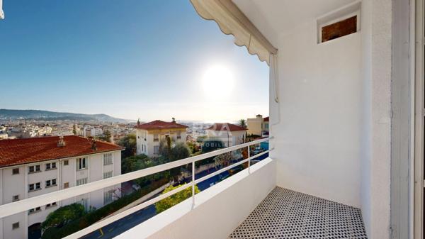 NICE - FLEURS / L. COCHOIS : JOLI 2 PIÈCES AVEC BALCONS ET MAGNIFIQUE VUE MER