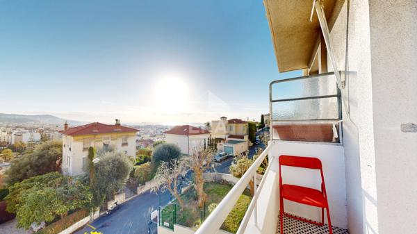 NICE - FLEURS / L. COCHOIS : JOLI 2 PIÈCES AVEC BALCONS ET MAGNIFIQUE VUE MER