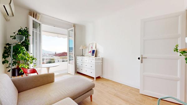 NICE - FLEURS / L. COCHOIS : JOLI 2 PIÈCES AVEC BALCONS ET MAGNIFIQUE VUE MER