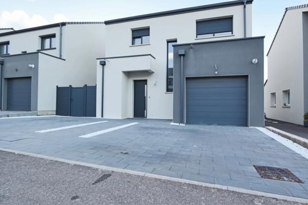 Vous rêvez d’une maison moderne aux finitions premium à Florange ? Cette pépite de 2023 avec cuisine haut de gamme et verrières design va vous séduire !