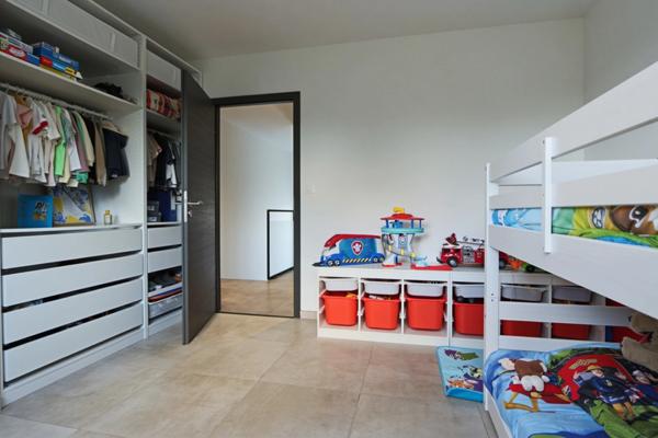 Vous rêvez d’une maison moderne aux finitions premium à Florange ? Cette pépite de 2023 avec cuisine haut de gamme et verrières design va vous séduire !