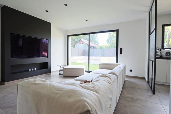 Vous rêvez d’une maison moderne aux finitions premium à Florange ? Cette pépite de 2023 avec cuisine haut de gamme et verrières design va vous séduire !