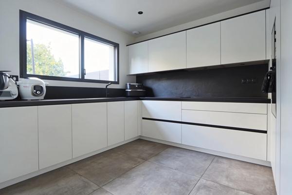 Vous rêvez d’une maison moderne aux finitions premium à Florange ? Cette pépite de 2023 avec cuisine haut de gamme et verrières design va vous séduire !