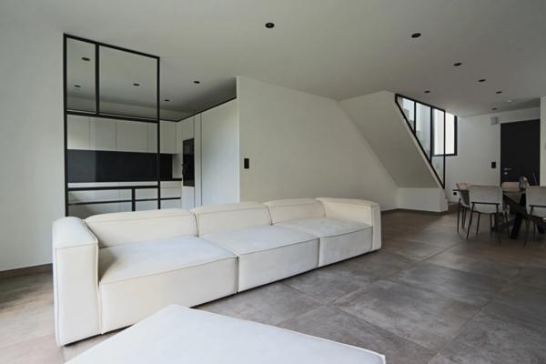 Vous rêvez d’une maison moderne aux finitions premium à Florange ? Cette pépite de 2023 avec cuisine haut de gamme et verrières design va vous séduire !