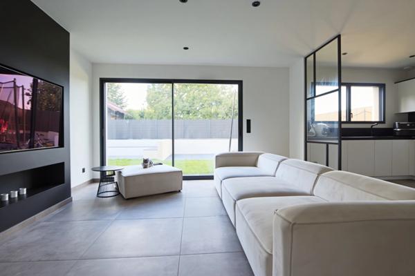 Vous rêvez d’une maison moderne aux finitions premium à Florange ? Cette pépite de 2023 avec cuisine haut de gamme et verrières design va vous séduire !