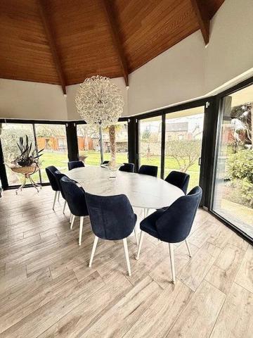 Vente                                                      Villa
                        
                     7 pièces                      253 m2                     à Viarmes